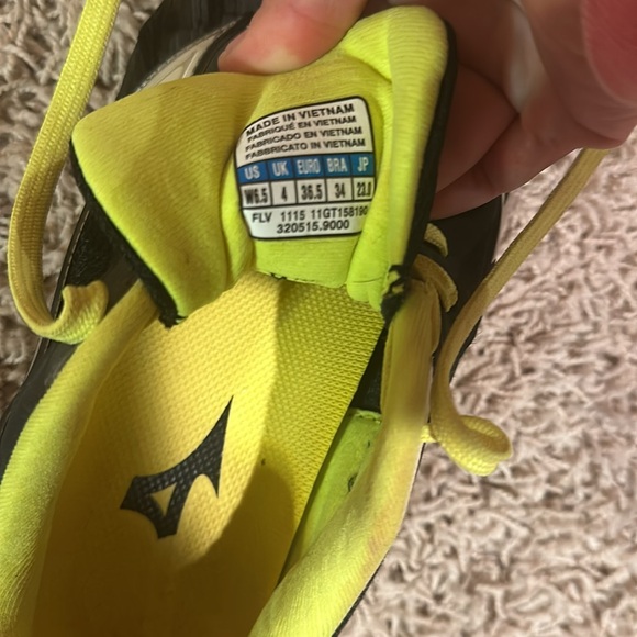 Mizuno Women’s Turf Shoes - Picture 6 of 9